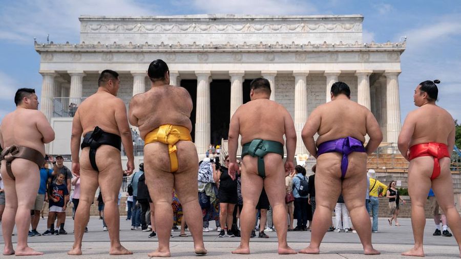 Sejumlah pegulat sumo tampil di depan Gedung Kapitol, Washington DS, Amerika Serikat (AS), Jumat (28/6/2024). (REUTERS/Nathan Howard)