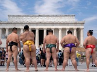 Potret Pegulat Sumo 'Serbu' Gedung Kapitol AS, Ada Apa?