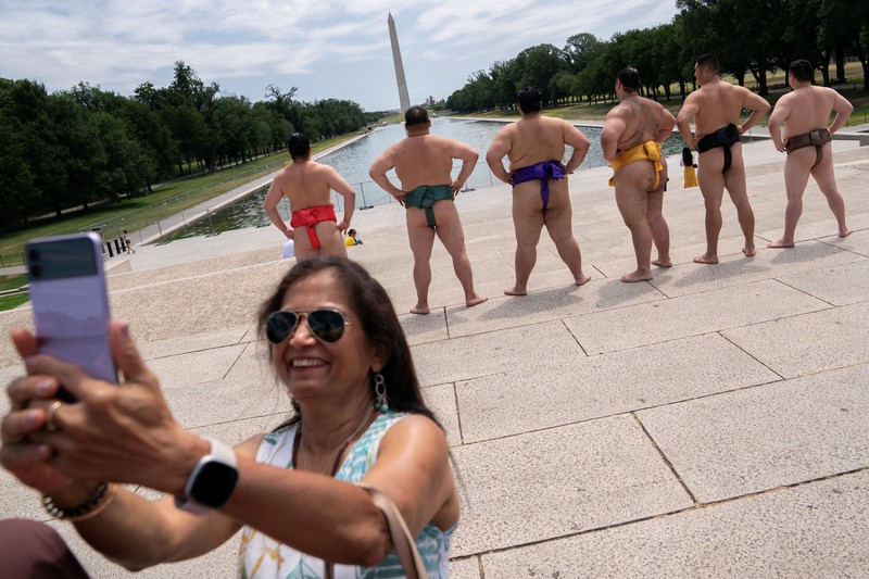 Sejumlah pegulat sumo tampil di depan Gedung Kapitol, Washington DS, Amerika Serikat (AS), Jumat (28/6/2024). (REUTERS/Nathan Howard) Sejumlah pegulat sumo tampil di depan Gedung Kapitol, Washington DS, Amerika Serikat (AS), Jumat (28/6/2024). (REUTERS/Nathan Howard)