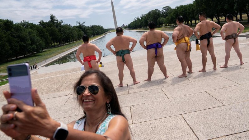 Sejumlah pegulat sumo tampil di depan Gedung Kapitol, Washington DS, Amerika Serikat (AS), Jumat (28/6/2024). (REUTERS/Nathan Howard)