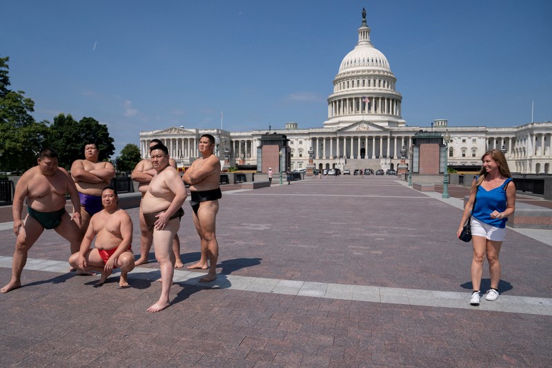 Sejumlah pegulat sumo tampil di depan Gedung Kapitol, Washington DS, Amerika Serikat (AS), Jumat (28/6/2024). (REUTERS/Nathan Howard) Sejumlah pegulat sumo tampil di depan Gedung Kapitol, Washington DS, Amerika Serikat (AS), Jumat (28/6/2024). (REUTERS/Nathan Howard)