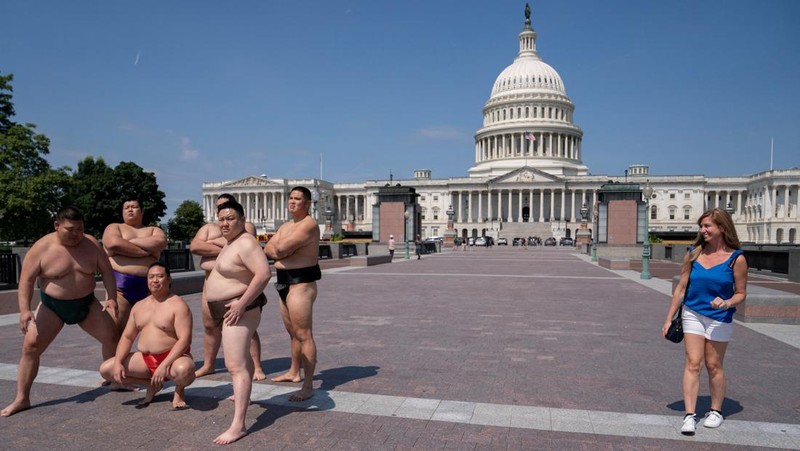 Sejumlah pegulat sumo tampil di depan Gedung Kapitol, Washington DS, Amerika Serikat (AS), Jumat (28/6/2024). (REUTERS/Nathan Howard)