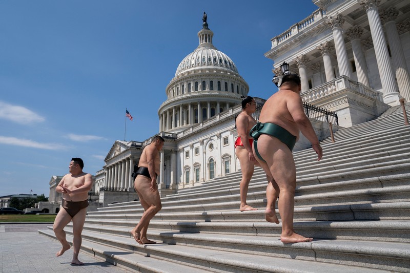 Sejumlah pegulat sumo tampil di depan Gedung Kapitol, Washington DS, Amerika Serikat (AS), Jumat (28/6/2024). (REUTERS/Nathan Howard) Sejumlah pegulat sumo tampil di depan Gedung Kapitol, Washington DS, Amerika Serikat (AS), Jumat (28/6/2024). (REUTERS/Nathan Howard)