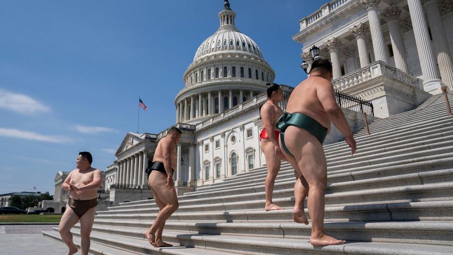 Sejumlah pegulat sumo tampil di depan Gedung Kapitol, Washington DS, Amerika Serikat (AS), Jumat (28/6/2024). (REUTERS/Nathan Howard)