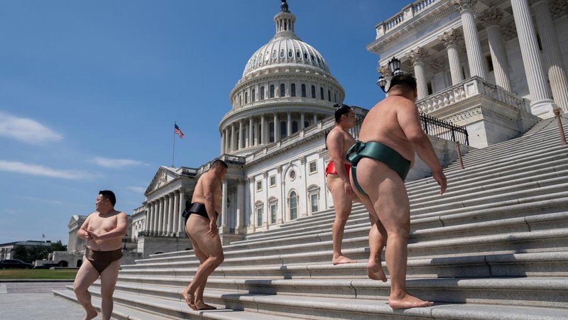 Sejumlah pegulat sumo tampil di depan Gedung Kapitol, Washington DS, Amerika Serikat (AS), Jumat (28/6/2024). (REUTERS/Nathan Howard)