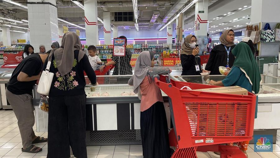 Suasana saat berlangsungnya Full Day Sale di Transmart ITC BSD, Tangerang Selatan, Minggu (30/6/2024). (CNBC Indoonesia/Teti Purwanti)
