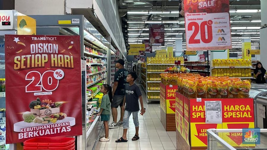 Suasana saat berlangsungnya Full Day Sale di Transmart ITC BSD, Tangerang Selatan, Minggu (30/6/2024). (CNBC Indoonesia/Teti Purwanti)