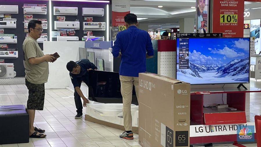 Suasana saat berlangsungnya Full Day Sale di Transmart ITC BSD, Tangerang Selatan, Minggu (30/6/2024). (CNBC Indoonesia/Teti Purwanti)