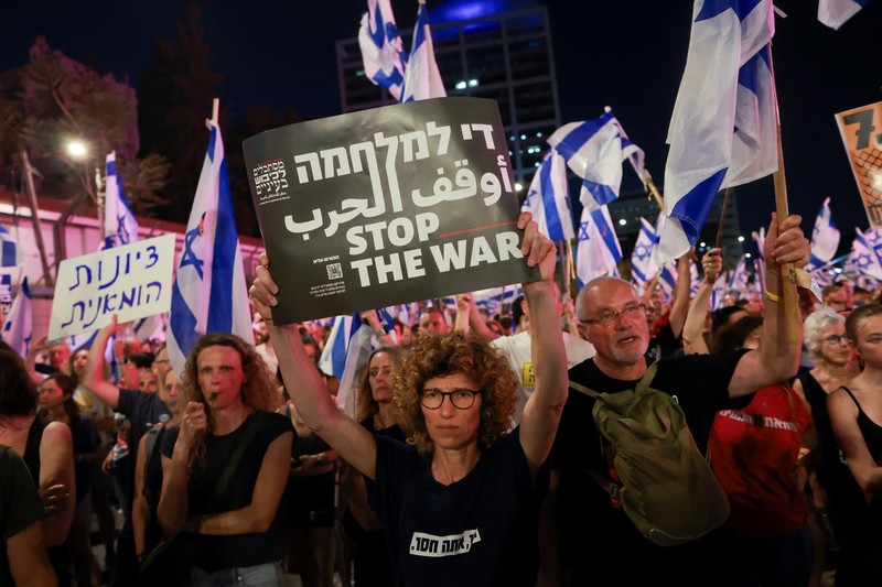 Warga melakukan demonstrasi menentang pemerintahan Perdana Menteri Israel Benjamin Netanyahu di Tel Aviv Israel, Sabtu (29/6/2024). (REUTERS/Eloisa Lopez) Warga melakukan demonstrasi menentang pemerintahan Perdana Menteri Israel Benjamin Netanyahu di Tel Aviv Israel, Sabtu (29/6/2024). (REUTERS/Eloisa Lopez)