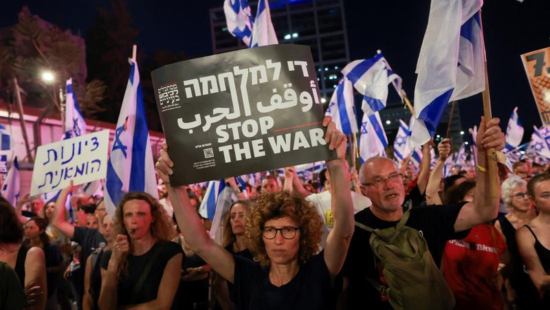 Warga melakukan demonstrasi menentang pemerintahan Perdana Menteri Israel Benjamin Netanyahu di Tel Aviv Israel, Sabtu (29/6/2024). (REUTERS/Eloisa Lopez)