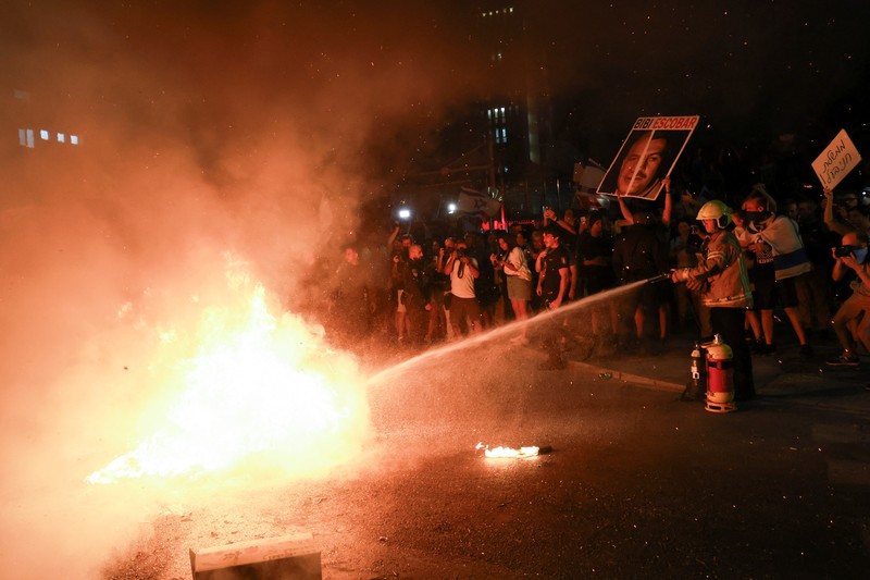 Warga melakukan demonstrasi menentang pemerintahan Perdana Menteri Israel Benjamin Netanyahu di Tel Aviv Israel, Sabtu (29/6/2024). (REUTERS/Eloisa Lopez)