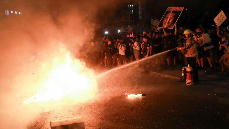 Warga melakukan demonstrasi menentang pemerintahan Perdana Menteri Israel Benjamin Netanyahu di Tel Aviv Israel, Sabtu (29/6/2024). (REUTERS/Eloisa Lopez)