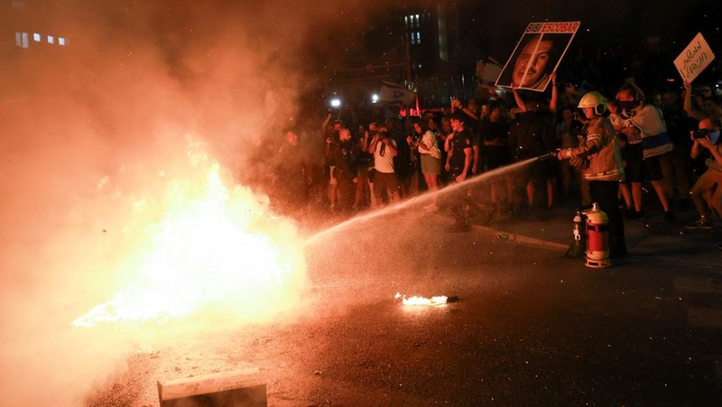 Warga melakukan demonstrasi menentang pemerintahan Perdana Menteri Israel Benjamin Netanyahu di Tel Aviv Israel, Sabtu (29/6/2024). (REUTERS/Eloisa Lopez)
