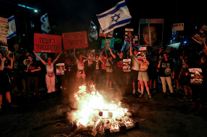 Warga melakukan demonstrasi menentang pemerintahan Perdana Menteri Israel Benjamin Netanyahu di Tel Aviv Israel, Sabtu (29/6/2024). (REUTERS/Eloisa Lopez) Warga melakukan demonstrasi menentang pemerintahan Perdana Menteri Israel Benjamin Netanyahu di Tel Aviv Israel, Sabtu (29/6/2024). (REUTERS/Eloisa Lopez)