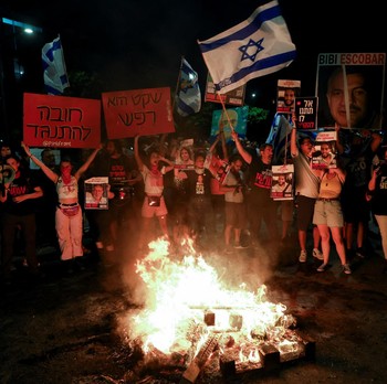 Potret Warga Israel Murka ke Netanyahu, Menyemut-Blokir Jalan Tel Aviv