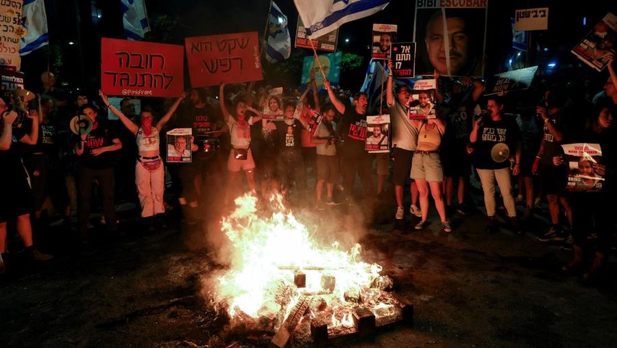 Warga melakukan demonstrasi menentang pemerintahan Perdana Menteri Israel Benjamin Netanyahu di Tel Aviv Israel, Sabtu (29/6/2024). (REUTERS/Eloisa Lopez)