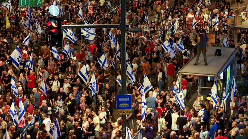 Warga melakukan demonstrasi menentang pemerintahan Perdana Menteri Israel Benjamin Netanyahu di Tel Aviv Israel, Sabtu (29/6/2024). (REUTERS/Eloisa Lopez)
