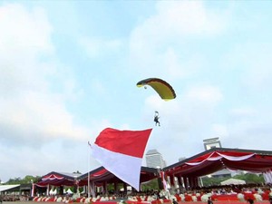 Warga Bersorak Tonton Aksi Terjun Payung Personel Polri di HUT Bhayangkara