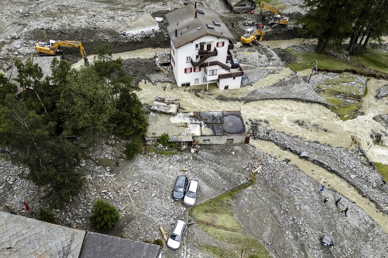 Badai dahsyat yang diwarnai hujan lebat menerjang Swiss, Senin (1/7/2024). Sedikitnya tujuh orang tewas akibat bencana banjir dan tanah longsor yang terjadi saat badai melanda negara-negara Eropa tersebut. (Jean-Christophe Bott/Keystone via AP)