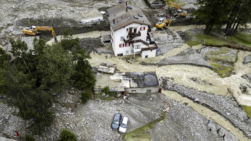 Badai dahsyat yang diwarnai hujan lebat menerjang Swiss, Senin (1/7/2024). Sedikitnya tujuh orang tewas akibat bencana banjir dan tanah longsor yang terjadi saat badai melanda negara-negara Eropa tersebut. (Jean-Christophe Bott/Keystone via AP)