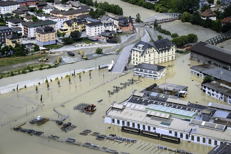 Badai dahsyat yang diwarnai hujan lebat menerjang Swiss, Senin (1/7/2024). Sedikitnya tujuh orang tewas akibat bencana banjir dan tanah longsor yang terjadi saat badai melanda negara-negara Eropa tersebut. (Jean-Christophe Bott/Keystone via AP) Badai dahsyat yang diwarnai hujan lebat menerjang Swiss, Senin (1/7/2024). Sedikitnya tujuh orang tewas akibat bencana banjir dan tanah longsor yang terjadi saat badai melanda negara-negara Eropa tersebut. (Jean-Christophe Bott/Keystone via AP)
