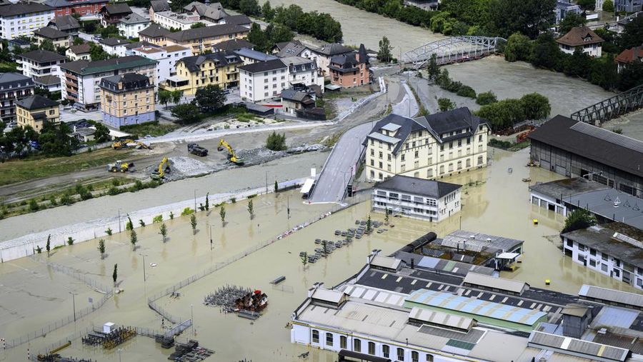 Badai dahsyat yang diwarnai hujan lebat menerjang Swiss, Senin (1/7/2024). Sedikitnya tujuh orang tewas akibat bencana banjir dan tanah longsor yang terjadi saat badai melanda negara-negara Eropa tersebut. (Jean-Christophe Bott/Keystone via AP)