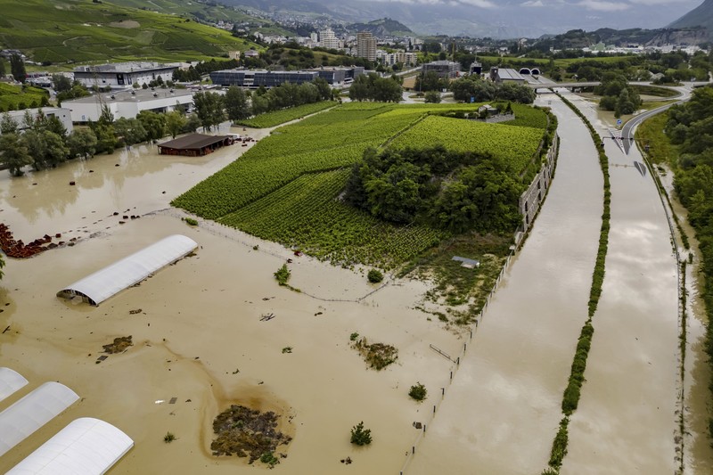 Badai dahsyat yang diwarnai hujan lebat menerjang Swiss, Senin (1/7/2024). Sedikitnya tujuh orang tewas akibat bencana banjir dan tanah longsor yang terjadi saat badai melanda negara-negara Eropa tersebut. (Jean-Christophe Bott/Keystone via AP) Badai dahsyat yang diwarnai hujan lebat menerjang Swiss, Senin (1/7/2024). Sedikitnya tujuh orang tewas akibat bencana banjir dan tanah longsor yang terjadi saat badai melanda negara-negara Eropa tersebut. (Jean-Christophe Bott/Keystone via AP)
