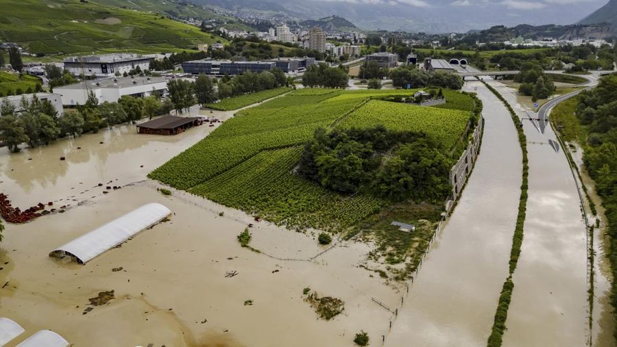 Badai dahsyat yang diwarnai hujan lebat menerjang Swiss, Senin (1/7/2024). Sedikitnya tujuh orang tewas akibat bencana banjir dan tanah longsor yang terjadi saat badai melanda negara-negara Eropa tersebut. (Jean-Christophe Bott/Keystone via AP)