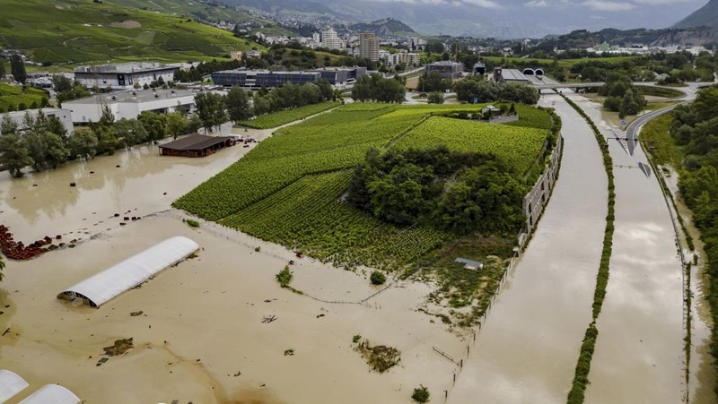 Badai dahsyat yang diwarnai hujan lebat menerjang Swiss, Senin (1/7/2024). Sedikitnya tujuh orang tewas akibat bencana banjir dan tanah longsor yang terjadi saat badai melanda negara-negara Eropa tersebut. (Jean-Christophe Bott/Keystone via AP)