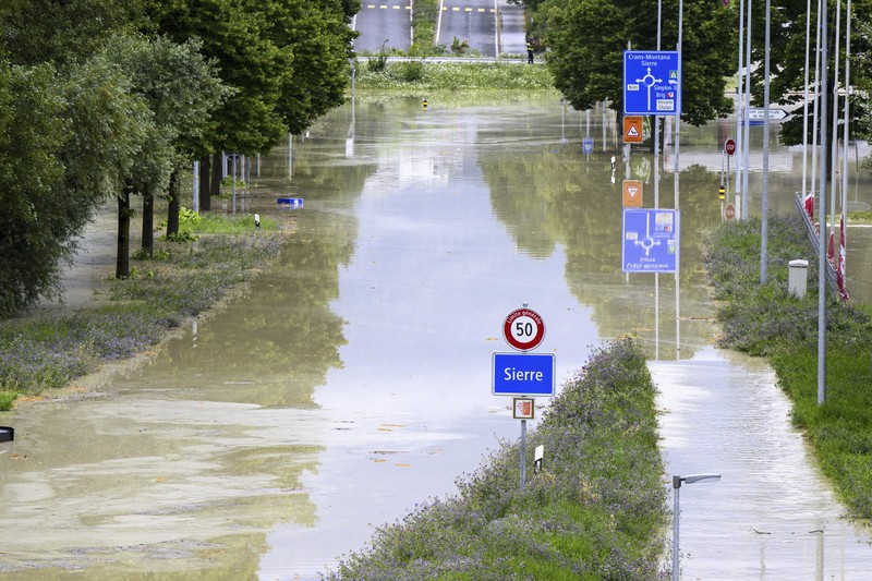 Badai dahsyat yang diwarnai hujan lebat menerjang Swiss, Senin (1/7/2024). Sedikitnya tujuh orang tewas akibat bencana banjir dan tanah longsor yang terjadi saat badai melanda negara-negara Eropa tersebut. (Jean-Christophe Bott/Keystone via AP) Badai dahsyat yang diwarnai hujan lebat menerjang Swiss, Senin (1/7/2024). Sedikitnya tujuh orang tewas akibat bencana banjir dan tanah longsor yang terjadi saat badai melanda negara-negara Eropa tersebut. (Jean-Christophe Bott/Keystone via AP)