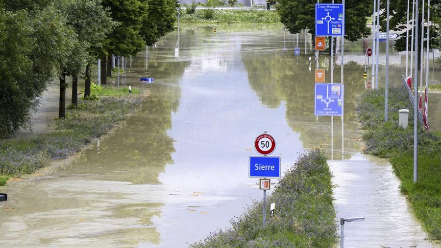Badai dahsyat yang diwarnai hujan lebat menerjang Swiss, Senin (1/7/2024). Sedikitnya tujuh orang tewas akibat bencana banjir dan tanah longsor yang terjadi saat badai melanda negara-negara Eropa tersebut. (Jean-Christophe Bott/Keystone via AP)