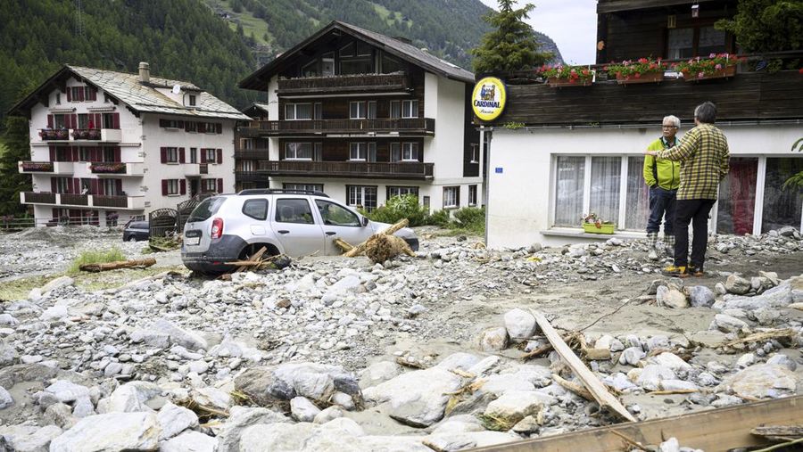 Badai dahsyat yang diwarnai hujan lebat menerjang Swiss, Senin (1/7/2024). Sedikitnya tujuh orang tewas akibat bencana banjir dan tanah longsor yang terjadi saat badai melanda negara-negara Eropa tersebut. (Jean-Christophe Bott/Keystone via AP)