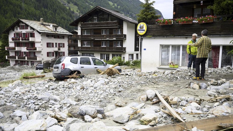 Badai dahsyat yang diwarnai hujan lebat menerjang Swiss, Senin (1/7/2024). Sedikitnya tujuh orang tewas akibat bencana banjir dan tanah longsor yang terjadi saat badai melanda negara-negara Eropa tersebut. (Jean-Christophe Bott/Keystone via AP)