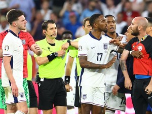 Pelatih Slovakia Sentil Declan Rice: Seperti Bodyguard Wasit