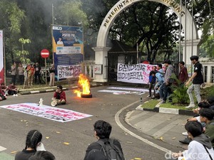 Massa Mahasiswa Gelar Aksi di Depan Balai Kota Bandung