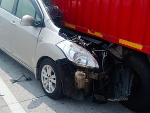2 Orang Tewas dalam Kecelakaan Ertiga Seruduk Truk Parkir di Tol Tegal
