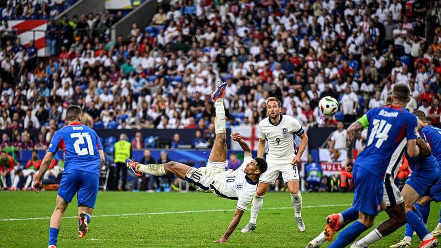 Pemain Inggris Harry Kane, kiri, bertepuk tangan kepada para penggemar bersama rekan setimnya di penghujung pertandingan babak enam belas besar antara Inggris dan Slovakia pada turnamen sepak bola Euro 2024 di Gelsenkirchen, Jerman, Minggu, 30 Juni 2024. (AP Photo/Antonio Calanni)