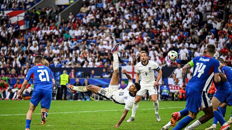 Pemain Inggris Harry Kane, kiri, bertepuk tangan kepada para penggemar bersama rekan setimnya di penghujung pertandingan babak enam belas besar antara Inggris dan Slovakia pada turnamen sepak bola Euro 2024 di Gelsenkirchen, Jerman, Minggu, 30 Juni 2024. (AP Photo/Antonio Calanni)