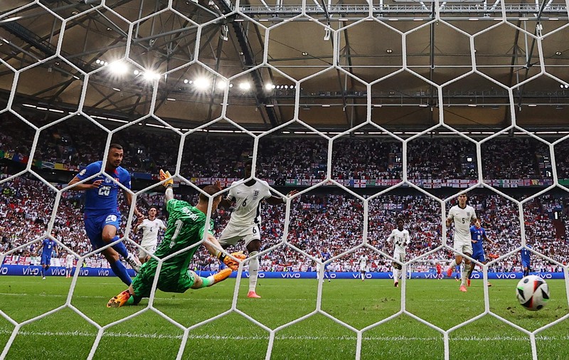 Pemain Inggris Harry Kane, kiri, bertepuk tangan kepada para penggemar bersama rekan setimnya di penghujung pertandingan babak enam belas besar antara Inggris dan Slovakia pada turnamen sepak bola Euro 2024 di Gelsenkirchen, Jerman, Minggu, 30 Juni 2024. (AP Photo/Antonio Calanni)