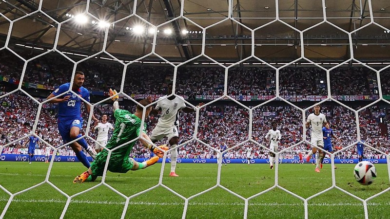 Pemain Inggris Harry Kane, kiri, bertepuk tangan kepada para penggemar bersama rekan setimnya di penghujung pertandingan babak enam belas besar antara Inggris dan Slovakia pada turnamen sepak bola Euro 2024 di Gelsenkirchen, Jerman, Minggu, 30 Juni 2024. (AP Photo/Antonio Calanni)