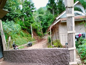 Tak Mau Rumah Rusak Jadi Alasan Jalan Aspal Tasikmalaya Ditembok