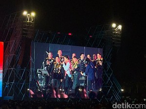Kapolri-Panglima Nyanyi Bareng GIGI di Pesta Rakyat Hari Bhayangkara Ke-78