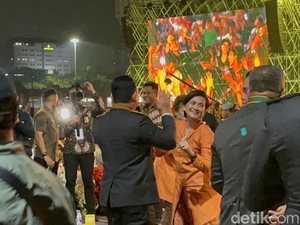Kapolri-Istri Joget Bareng NDX AKA di Pesta Rakyat Hari Bhayangkara ke-78