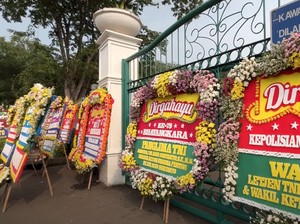 Karangan Bunga Ucapan HUT ke-78 Bhayangkara Banjiri Pintu Monas