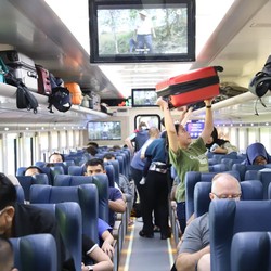Naik Kereta Api dan Bus Kena PPN 12%? Ini Kata Bos KAI-DAMRI