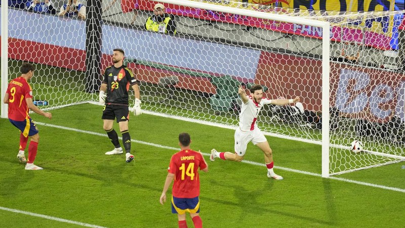 Pemain Inggris Harry Kane, kiri, bertepuk tangan kepada para penggemar bersama rekan setimnya di penghujung pertandingan babak enam belas besar antara Inggris dan Slovakia pada turnamen sepak bola Euro 2024 di Gelsenkirchen, Jerman, Minggu, 30 Juni 2024. (AP Photo/Antonio Calanni)