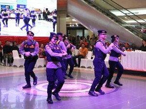 HUT ke-78 Bhayangkara, Personel Polda Sulut Ikut Lomba Dance Bareng Warga