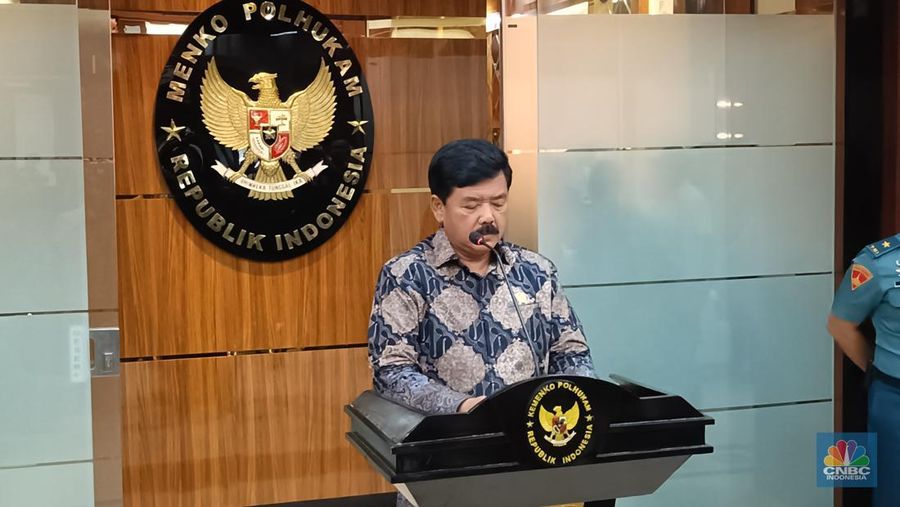 Menkopolhukam Hadi Tjahjanto memberikan keterangan dan sekaligus memastikan layanan publik akan normal pada Juli ini. (CNBC Indonesia/Novina Putri Bestari)