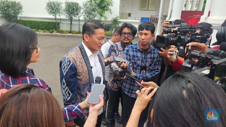 Menteri Kemenparekraf/Baparekraf, Sandiaga Uno, tiba di Istana Presiden untuk memenuhi panggilan Presiden Joko Widodo pada Senin (1/7/2024). (CNBC Indonesia/Emir Yanwardhana)