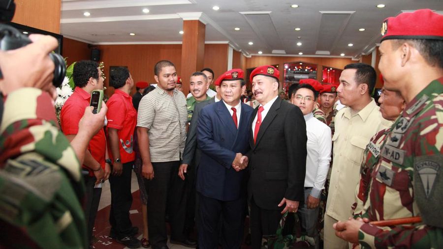Menteri Pertahanan Republik Indonesia sekaligus presiden terpilih periode 2024-2029 Prabowo Subianto dan Brigjen TNI (Purn) Dr. dr. Robert M. Hutauruk, Sp.OT, M.M. FICS. (Dok. Tim Media Menteri Pertahanan Prabowo Subianto)